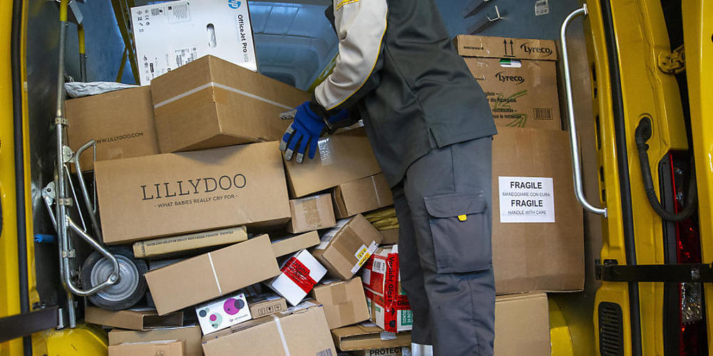 Die Pöstler fahren derzeit täglich bis zu 400 zusätzliche Zustelltouren mit rund 300 extra hierfür gemieteten Lieferwagen. (Archivbild)