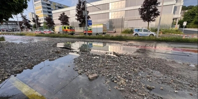 Das Wasser richtete grosse Schäden an. Die Rettungskräfte waren gefordert.