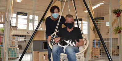 Elisabetta Morandi, Johann G. Rengucci und «Kundenmanager» Kater Serafino freuen sich auf viele Gäste. (Bild: Heidi Peruzzo)