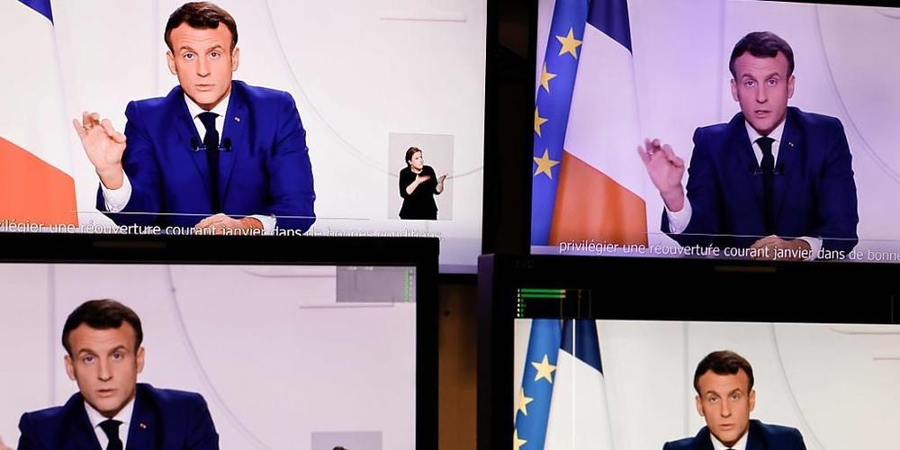 Die abfotografierten Bildschirme zeigen Emmanuel Macron, Präsident von Frankreich, der eine Fernsehansprache an die Nation zur aktuellen Corona-Lage hält. Angesichts einer verbesserten Corona-Lage hat Frankreichs Präsident Macron erste Lockerungen...