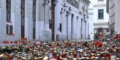 Kerzen und Blumen stehen als Gedenken an die Opfer des Terrorangriff am 2. November am Tatort in der Seitenstettengassen. Bei dem tödlichen Anschlag eines Islamisten sind vier Zivilisten getötet worden. Foto: Helmut Fohringer/APA/dpa