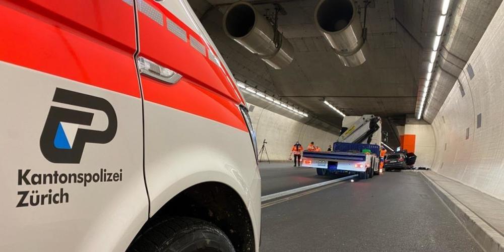 Der Fahrer des Autos zog sich beim Aufprall in der Notfallbucht tödliche Verletzungen zu.