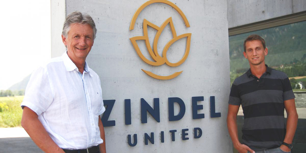 Andreas Zindel-Schnell (links) und Andreas Zindel vor dem Verwaltungsgebäude in Maienfeld.