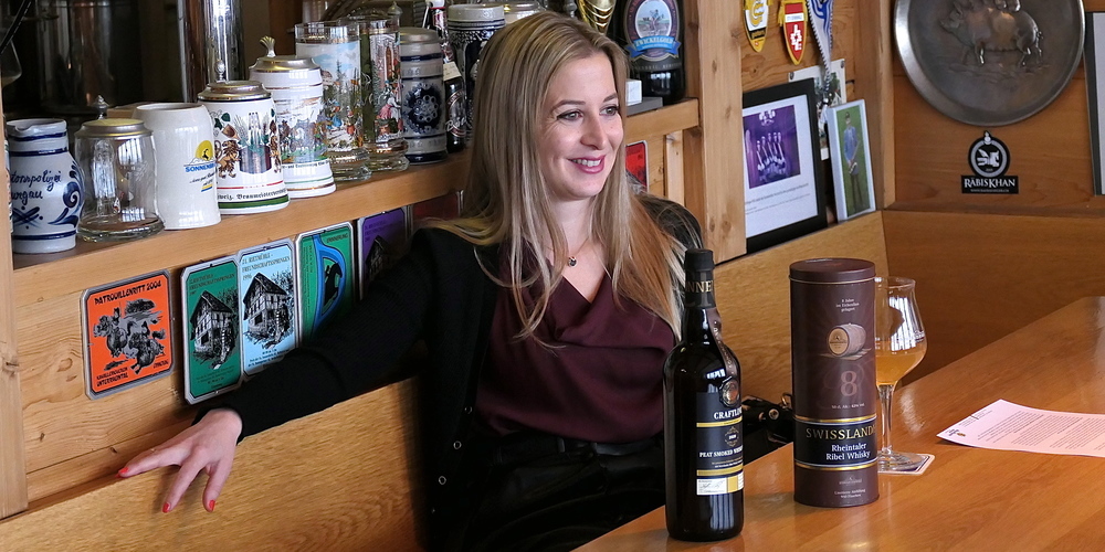 Sonnenbräu-Geschäftsführerin Claudia Graf mit ihren beiden ganz speziellen Neuheiten (Bilder: Ulrike Huber)