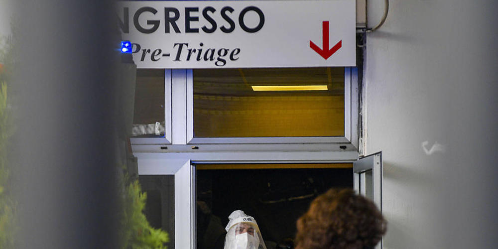 Medizinisches Personal in Schutzkleidung steht in der Notaufnahme des Cardarelli-Krankenhauses in Neapel an der Triage-Einteilung. Foto: Alessandro Pone/LaPresse/AP/dpa
