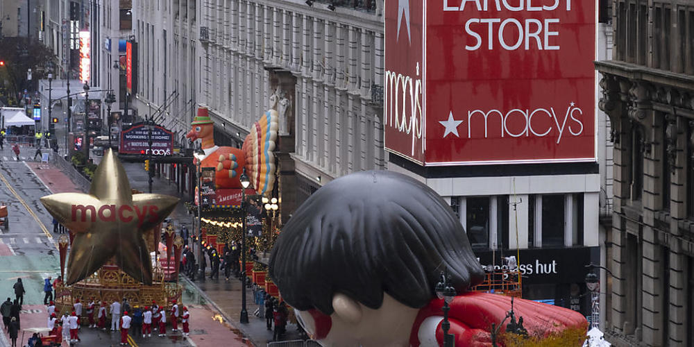 Festzugswagen ziehen bei der Festtagsparade «Macy's Thanksgiving Day Parade» durch die Straßen. Foto: Craig Ruttle/AP/dpa