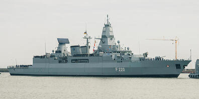 ARCHIV - Die Fregatte «Hamburg» kehrt nach dem Einsatz im Mittelmeer wieder in den Heimathafen zum Marinestützpunkt Wilhelmshaven zurück. Foto: Mohssen Assanimoghaddam/dpa