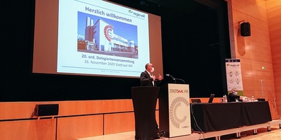 Regio Wil-Präsident Lucas Keel führte gewohnt souverän und witzig durch die Traktanden der Versammlung.