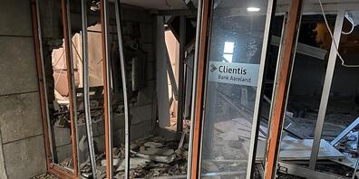 Die unbekannten Täter richteten an der Bank grossen Sachschaden an.