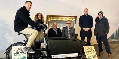 Im Bild von links: Remo und Sabrina Nideröst (Gewinner aus Lenggenwil), Stadtpräsident a.i. Daniel Meili, Stadtrat Daniel Stutz, Beat Bollinger (Direktor Raiffeisenbank Wil) und Sarah Hug (Regio Wil).