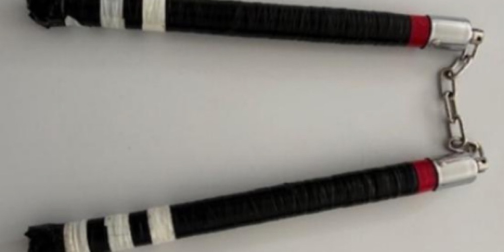 Zu den sichergestellten Waffen gehörte auch eine Nunchaku.