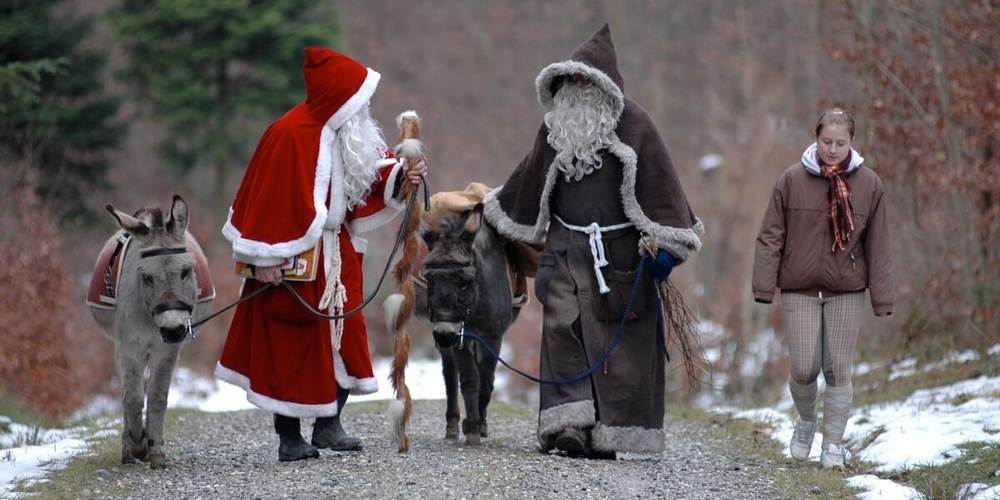Samichlaus und Schmutzli im Wald