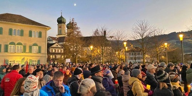 Wo sind denn hier die Masken?! An der kommenden Kundgebung in Schwyz dürften die Corona-Gegner samt Organisatoren nicht mehr darum herum kommen. (Bild: Hans-Ruedi Rüegsegger)