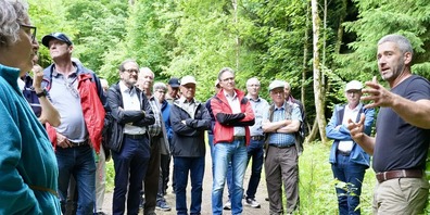 Die aktiven und ehemaligen GPK-Mitglieder interessieren sich sehr für die Ausführungen von Förster Patrik Schilling vom Katholischen Konfessionsteil St.Gallen.