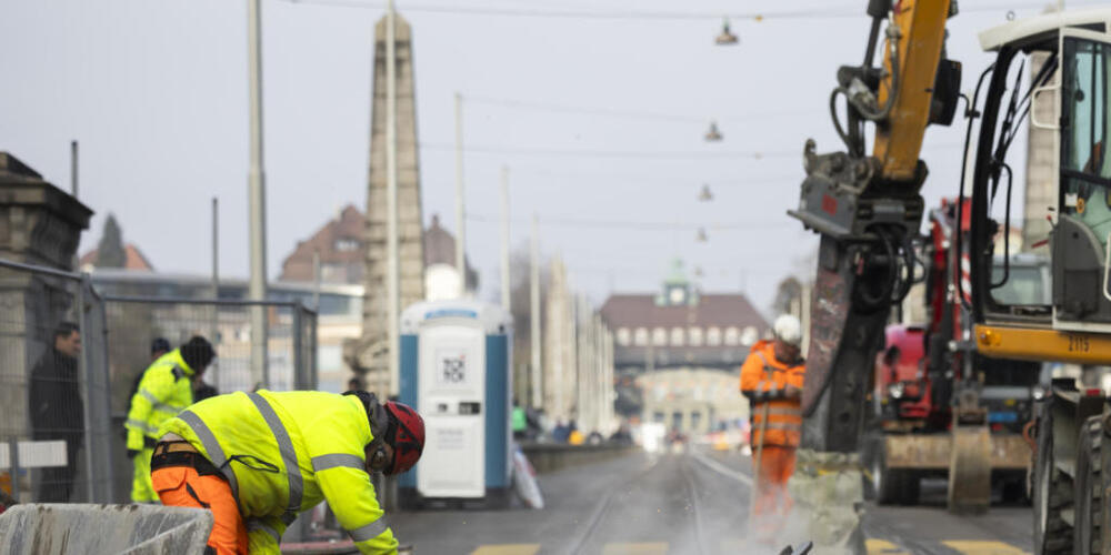 Im Kanton Zürich wurden im Baugewerbe und anderen Branchen auch im vergangenen Jahr wieder Verstösse gegen Lohnvorschriften festgestellt. (Symbolbild)
