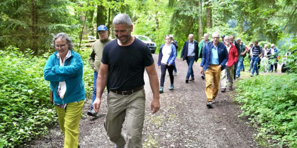 Die aktiven und ehemaligen GPK-Mitglieder interessieren sich sehr für die Ausführungen von Förster  Patrik Schilling vom Katholischen Konfessionsteil St.Gallen.
