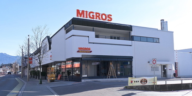 An das totalerneuerte Rhydorfcenter Widnau wird letzte Hand angelegt (Bild: Ulrike Huber)