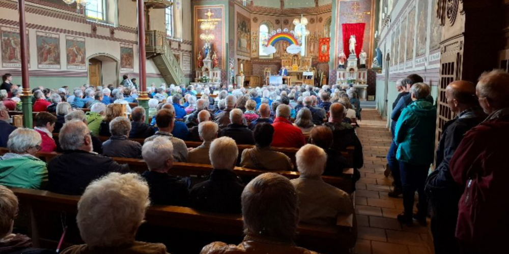 Die Aktionäre der Kastenbahn versammeln sich jeweils am ersten Juni-Samstag zur GV, dieses Jahr nicht unter freiem Himmel, sondern in der Kirche Brülisau