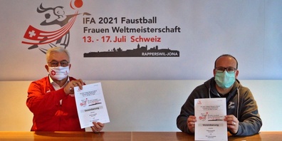 Swiss-Faustball-Präsident Franco Giori (l.) und OK-Präsident Martin Stöckling besiegeln mit der Vertragsunterzeichnung die Zusammenarbeit im Hinblick auf die Weltmeisterschaft im kommenden Jahr. (Bild WM-OK/Fredi Fäh)