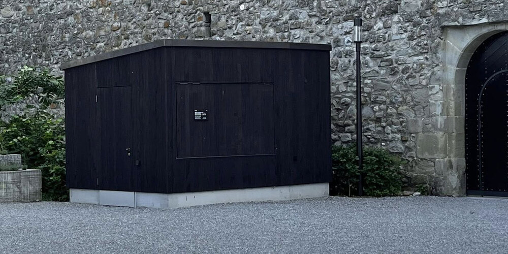 «Buvette» vor dem Eingang zum Schloss Rapperswil am Pfingstmontag. Nix Service.