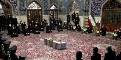 ARCHIV - Menschen beten am Sarg des ermordeten iranischen Atomphysikers Mohsen Fachrisadeh. Foto: --/Iranian Defense Ministry/AP/dpa - ACHTUNG: Nur zur redaktionellen Verwendung und nur mit vollständiger Nennung des vorstehenden Credits