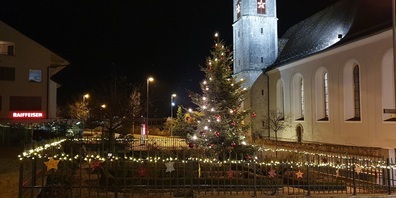 Das Dorfzentrum strahlt im Lichterglanz.