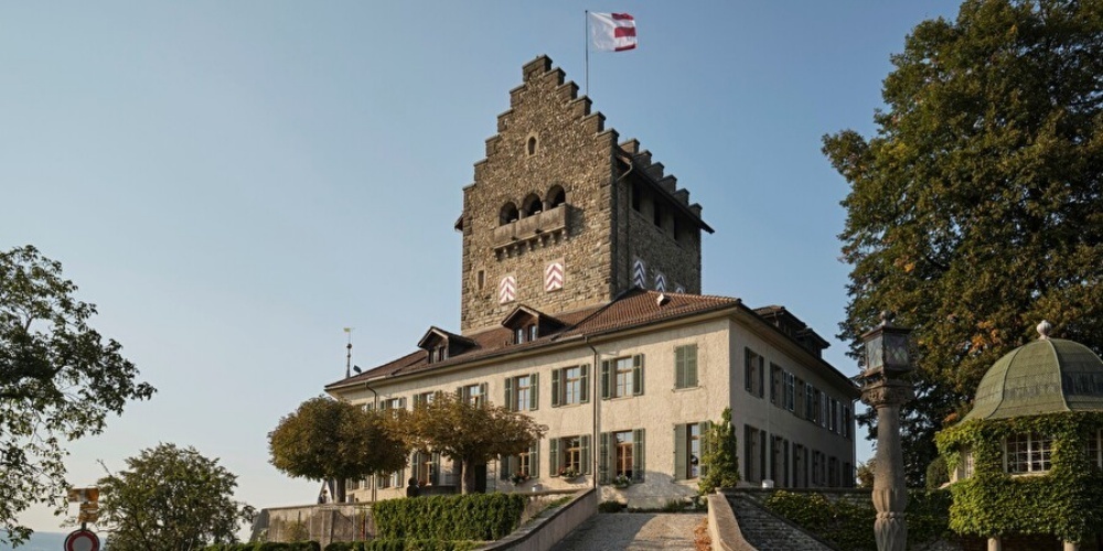 Das Schloss ist von Mitte Juni bis Ende Oktober, jeweils sonntags von 14 bis 17 Uhr, geöffnet.