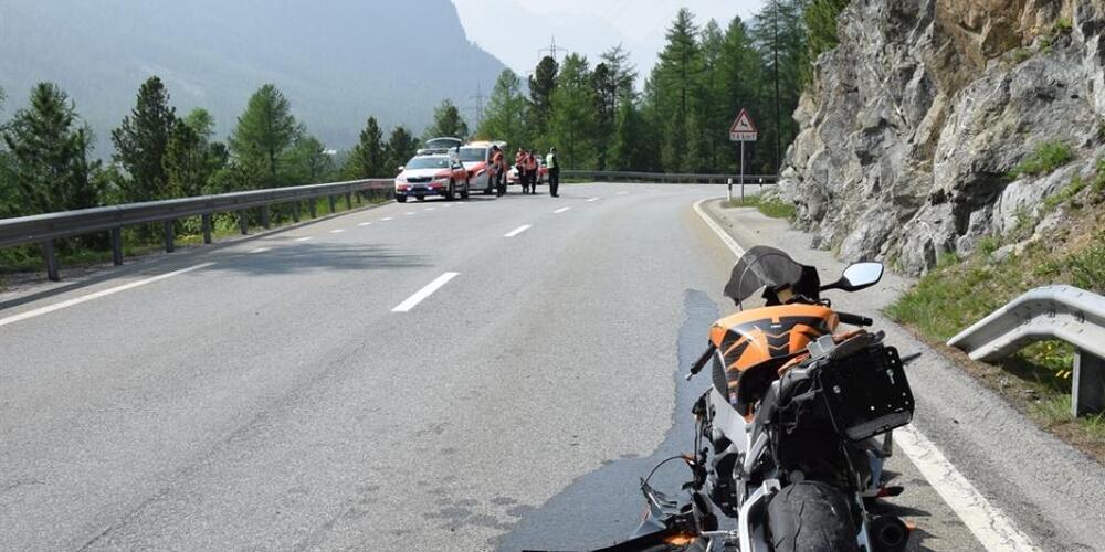 Den Töff katapultierte es nach der Kollision mit einem Stein zurück auf die Strasse. Der Lenker blieb verletzt liegen.
