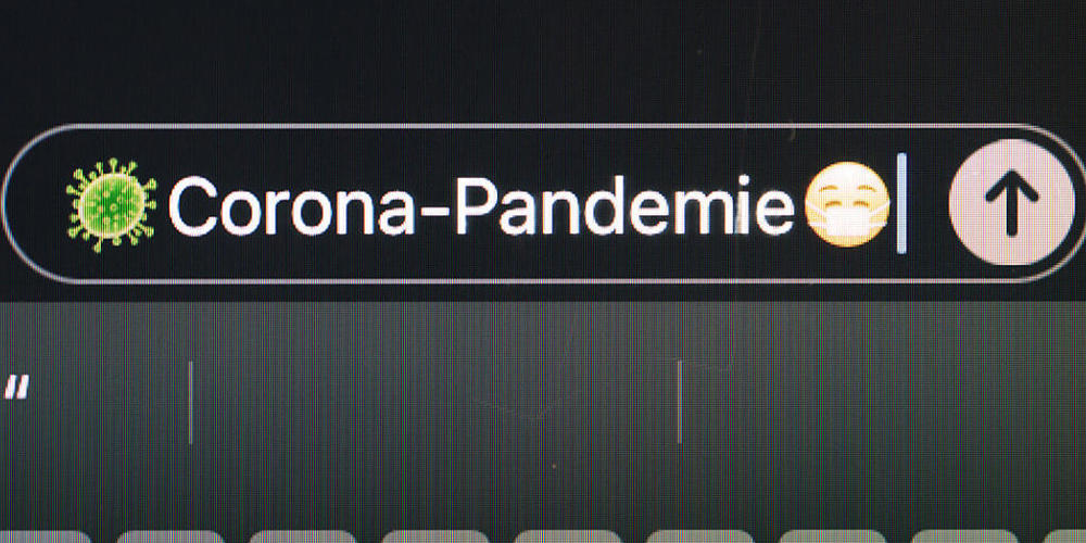 ILLUSTRATION - "Corona-Pandemie" steht auf dem Display eines Mobiltelefons. Die Gesellschaft für deutsche Sprache (GfdS) hat den Begriff als "Wort des Jahres" 2020 gekürt. Foto: Frank Rumpenhorst/dpa