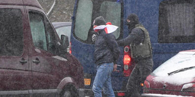 Ein Polizist führt einen Demonstranten während der Kundgebung gegen den Präsidenten Lukaschenko in Minsk ab. Tausende Menschen haben in Weißrussland wieder friedlich gegen den Präsidenten protestiert, der sich an sein Amt klammert. Es kam zu zahlr...