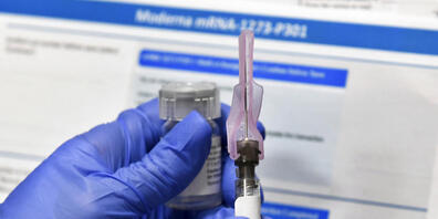 ARCHIV - Eine Krankenschwester bereitet eine Spritze mit einem potenziellen Impfstoff der US-Biotech-Firma Moderna gegen Covid-19 vor. Foto: Hans Pennink/AP/dpa