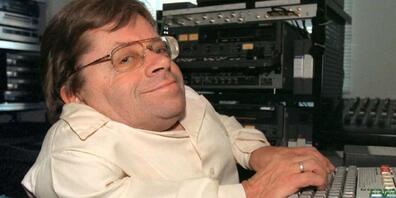 ARCHIV - Im Rollstuhl sitzend arbeitet Peter Radtke in seinem Büro am Computer. Foto: Stefan Kiefer/dpa