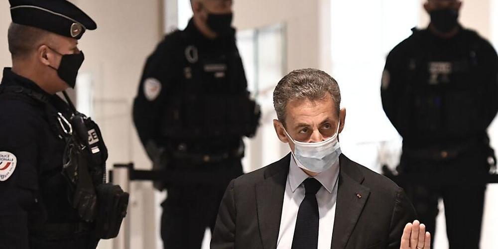 Nicolas Sarkozy, ehemaliger Präsident von Frankreich, trifft zu einer Anhörung in einem Gerichtsgebäude ein. Foto: Stephane De Sakutin/AFP/dpa