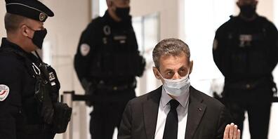 Nicolas Sarkozy, ehemaliger Präsident von Frankreich, trifft zu einer Anhörung in einem Gerichtsgebäude ein. Foto: Stephane De Sakutin/AFP/dpa