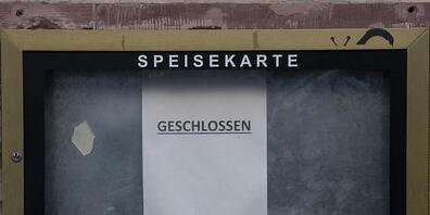 Restaurants und andere Einrichtungen, die während der Corona-Pandemie schliessen mussten oder eingeschränkt waren, sollen nun doch keinen teilweisen Mieterlass erhalten. Dieser Meinung ist der Nationalrat. (Themenbild)