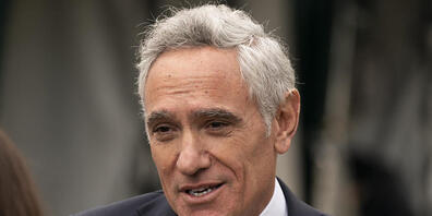 ARCHIV - Scott Atlas spricht mit einem Reporter. Der umstrittene Corona-Berater des amtierenden US-Präsidenten Donald Trump hat seinen Rücktritt eingereicht. Foto: Alex Brandon/AP/dpa