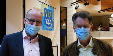 Gemeindepräsident Lucas Keel ehrte den abtretenden Gemeinderat Dr. Hanspeter Haltner (rechts) mit einer Laudatio.