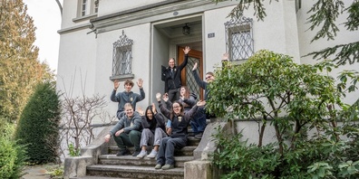 Thomas Schmitz (hinten), Mitarbeitende und Heimbewohnende freuen sich auf die Villa Wettstein.
