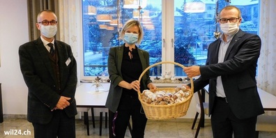 Znüni-Übergabe im Pflegezentrum Fürstenau: v.l. Alard du Bois-Reymond (CEO Thurvita),  Daniela Burger (Leiterin Fürstenau ad interim) und Markus Rusch (Leiter SGKB-Niederlassung Wil).