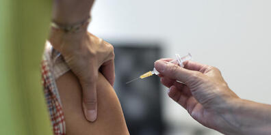 Eine neu lancierte eidgenössische Volksinitiative will eine mögliche Impfpflicht mit einer Änderung der Bundesverfassung stoppen. (Themenbild)