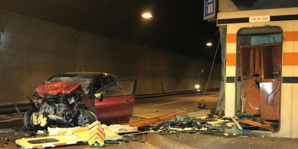 Bei einem Unfall im Eggfluetunnel der A18 bei Grellingen BL ist eine Autolenkerin ums Leben gekommen.