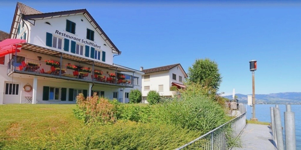 Die Schifffahrt Bollingen bietet kulinarische Erlebnisse an stilvoll dekorierten Tischen.