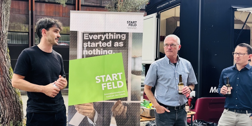 Michael Deuber von Startfeld beim Elevator Pitch am «Bier um vier!»