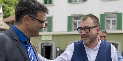 Die Bündner Regierungsräte Marcus Caduff (CVP) und Peter Peyer (SP) wollen die Skigebiete im kommenden Winter offenhalten (Archivbild).