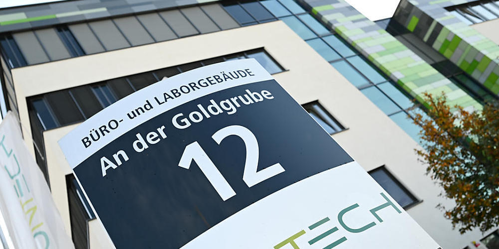 ARCHIV - Das Logo des Biotechnologie-Unternehmens «BioNTech» ist an einer Stele vor der Unternehmenszentrale angebracht. Die Mainzer Firma Biontech und der US-Pharmariese Pfizer haben bei der Europäischen Arzneimittel-Agentur (Ema) die Zulassung f...