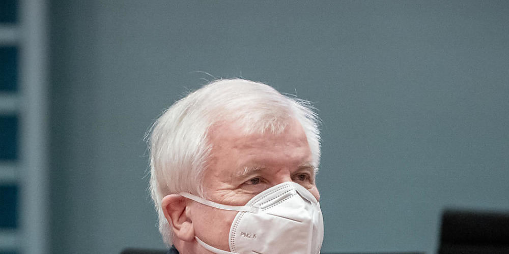 ARCHIV - Horst Seehofer (CSU), Bundesminister des Innern, für Bau und Heimat, wartet auf den Beginn der Sitzung des Bundeskabinetts im Kanzleramt. Foto: Michael Kappeler/dpa-pool/dpa
