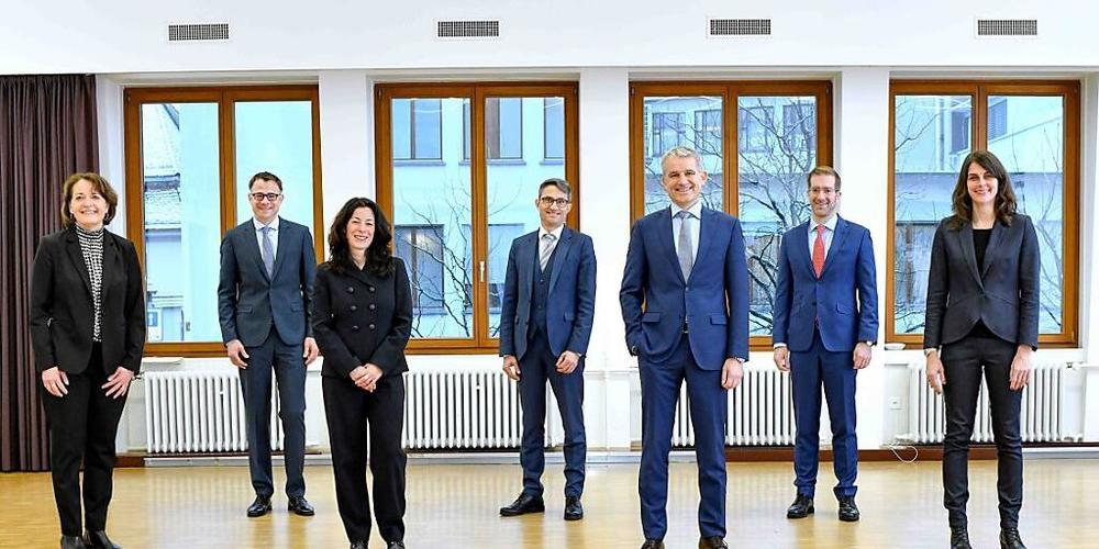 Die neue Basler Regierung mit der Staatsschreiberin Barbara Schüpbach-Guggenbühl (ganz links): Kaspar Sutter, Tanja Soland, Lukas Engelberger, Beat Jans, Conradin Cramer, Stephanie Eymann, Esther Keller.