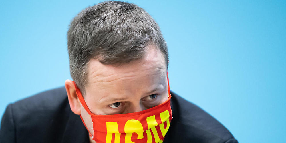 Klaus Lederer (Die Linke), Berliner Kultursenator, steht bei der Pressekonferenz nach der Sitzung des Berliner Senats mit einer Maske mit der Aufschrift "ASAP". Foto: Bernd von Jutrczenka/dpa