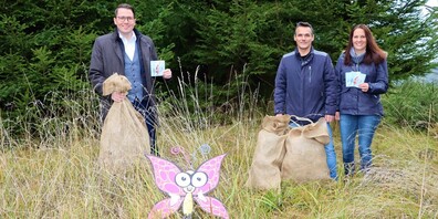 Andreas Schmid (li.) von den Rheintaler Raibas sowie Toby und Karin Spirig von der Rheintaler Mundartband «Summarvoogil» bringen dem Samichlaus drei Säcke voll mit Kindermusik-CDs in den Wald (Bild: zVg)