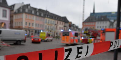 Ein Absperrband der Polizei nahe der  Fußgängerzone, in der ein Auto mehrere Menschen erfasst und nach Polizeiangaben mehrere von ihnen tödlich verletzt hat. Foto: Harald Tittel/dpa
